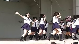 La mature avale tout hoochie japonaise Aoba met tous ses trous d'amour à disposition