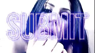 Cette camwhore blonde aux gros seins adore jouer avec mature baisee de force ses pieds sexy