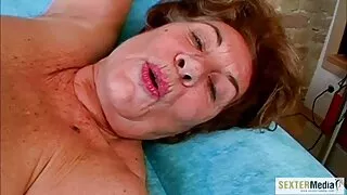Une salope transsexuelle au chocolat suce profondément video femme mature en bas la bite de son client avec facilité