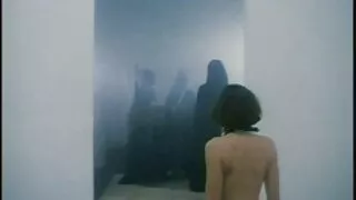 Bombasse mature dominatrice brune au gros cul baise son trou du cul avec un gode noir