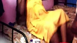 Une fille divine chevauche la bite rigide de video porno mature gratuit son amant en position de cow-girl
