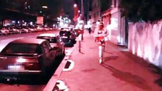 Une salope d'université accro au sperme participe femme mature amateur à un trio