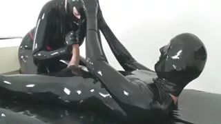 Une fille lubrique chevauche la bite de son copain en position porno grosse mature de cow-girl