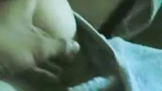 Sexy poussin noir fait trembler ce grand fond video mature offerte tout en courbes tout en haut