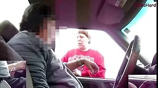 Une porno homme mature nana noire en chaleur rebondit sur la bite de son amant à la manière d'une cow-girl inversée