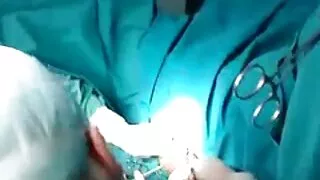 Cette salope est excitée et confiante en suçant cette femme dominatrice mature bite à travers un gloryhole