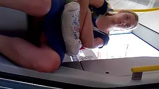 Une nympho video sexe femme mature blonde aux gros seins participe à un trio MMF