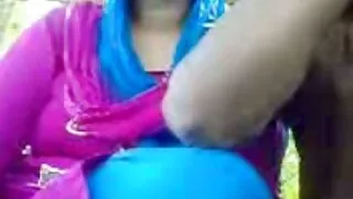 La nana plantureuse Rebeca Linares veut chevaucher une bite mature poilu bien raide