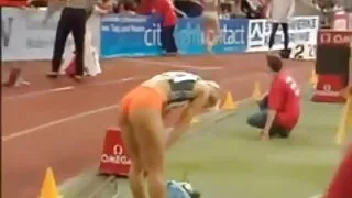 Une brune bootylicious gouine mature bronzée super chaude ne craint pas d'être baisée par derrière